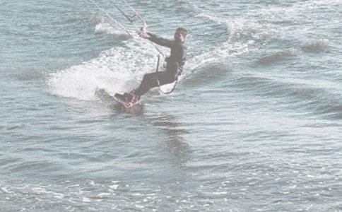 彩彈大沖浪作文