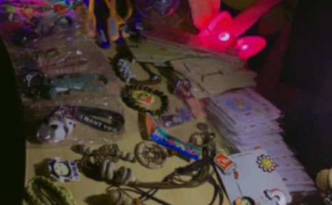 ���P(gu��n)�[��?c��i)������?/></p>
<h2>���P(gu��n)�[��?c��i)������?</h2>
<p>�������굽�ˣ����С�ﶼ������ϲ�c�Ě������(d��ng)Ȼ��Ҳ��(hu��)��һЩ�[��?c��i)��u�|�������@�����҂�Ҳ��[��?c��i)��ˡ?/p><p>���������Ј�(ch��ng)���҂�����������������K��������һС�K���رP����׌�҂��㏊(qi��ng)�[�_�������҂��Ĕ�λ����������Ʒ�ķN�߀�Ǳ��^��ģ���С�Ʒ��С������ľ������������?y��n)��҂��Ӱњ���������[���˵�����r(sh��)�韩�������ڔ[����ĕr(sh��)����������Ϸ���һ�ɂ�(g��)��������ʾ�҂��u�������˼��</p><p>������һ��(hu��)�����҂���С������ӭ���˵�һλ͡�ֻҊһ��(g��)С�����������������ց����҂��Ĕ�ǰ���ǂ�(g��)С����һ�۾Ϳ��������u�����C����:���@��(g��)���CҪ����Ԫ������֧֧������ρ���Ҫ֪�����ǂ�(g��)���C�������^һ������Ȧ���M(f��i)�Mǧ���f(w��n)��õ����������룺Ҫ���u��ë�����ǰ���һ����(hu��)�I������������Щ�᲻����Ҫ���uһԪ�������°��̲��I�����@�����ҷ���(f��)�m�Y(ji��)�˰������f�������@��(g��)���CһԪ�X�����]�뵽��λ����ˬ��ظ����X��Ȼ�����I���҃ɂ�(g��)�e�Ė|�����@������һ��ٍ�˃�Ԫ���@�����ǡ��_�T�t������</p><p>�����@����վ����߅������Q����ס����Ҳ�S�S��ԇ�����u��ȥ�ׂ�(g��)�������������Ҹ��V��������͓]���������еĚ��򣬸������u���������u���������ֱ����ֺÿ��Ě�����������</p><p>��������Q�����Ԟ�������ֻҊ���e���ֱۣ�һ߅�]����������һ߅�����£����u���������u���������ֱ����ֺÿ��Ě����������������M������Q�Mü�Q�������ƺ퇵���ɾ��Ǜ]�ˁ��I�������ɑz������Q����</p><p>���������@�r(sh��)����һλ���́����R������λ���̶����ҵĔ�ǰ�����������������������������(g��)����Q�Ě����һ��(g��)�ҵ�С耳������ӛһ�K�X���@�����҂���������һ�P������</p><p>�����]�^�������λ�����ց�����ֻҊ�������Ҕ�ǰ�����_ʼ���|�����������룺��������?y��n)���λ���̄��ś]��һ���I������Ҳ��Ҷ���������������λ���̽�B�҂���'��Ʒ�ˣ����@����ָ���������׌С���ѵ���ָ׃���`�����@�������ѡ�����󣬽�(j��ng)�^�ҵ�һ��Ŭ������λ�������I���҃ɂ�(g��)��ָ��ߣ����ɉK�X�����c(di��n)��һ���X���l(f��)�F(xi��n)�҂��ѽ�(j��ng)ٍ����Ԫ�X����</p><p>������֪���X��̫�(y��ng)��ƫ�����Ј�(ch��ng)�ϵ���ҲԽ��Խ�٣��P�c(di��n)��һ�½���ġ���(zh��n)��(j��)�������@ϲ�f(w��n)�֣����ǡ�����(zh��n)��ݡ���������ˉK��ë�X���@�����ҵĵ�һ�P���̘I(y��)���������҂��M�d���S�յ�ϲ�����𔂃����ؼ�����</p><h2>���P(gu��n)�[��?c��i)������?</h2>
<p>������٣������ڼҟo(w��)���������֟o(w��)�ĵġ�һ���������������ā����ҵ���ǰ���f����Ҫ���ۂ�?n��i)����Д[���I�|���ɡ������d�^���������֣����ð��ð����������҂��Ѽ���ֵ�X��С���⎧���˼��С�</p><p>�������˼��������˂�(g��)��λ���і|���[�ã��҂��������ǃ��۰Ͱ͵ص����҂��ĵ�һλʹ��{���R�������^ȥ�����]���Ё�һ��(g��)����Bһ��(g��)���r(ji��)��Ҳ�]�С���������̫�(y��ng)�o(w��)����˿��������·�Ե�С���К�o(w��)�����������X������ˮ��͸���ҵ�����������Щ�ܲ�����</p><p>�������҂��Č�(du��)��Ҳ��һ��(g��)�I�|���Ĕ���������Ҳʮ���嵭���������ă��o(w��)�ĵ������ȥ����һ��(hu��)�������x�_��λ����֪���ă�Ū�킀(g��)�U(ku��)����������λ��һվ��������������ʮԪ������ʮԪ���ӣ��������x�����^·�^����Ҫ�e(cu��)�^���C(j��)����ʧ���r(sh��)���ف���������(j��ng)���@ôһߺ��������Ĕ�λ���̾�׃�ß��[������æ���������������䌍(sh��)�����ǃ���ʮԪ���ӣ��҂��@ֻҪ��Ԫ�Ϳ��������ɾ��Ǜ]�ˁ��I����������������������ǃ������������ú���ͻȻ���룺��Ȼ����(hu��)ߺ�����ҾͲ���(hu��)�᣿�������ұ��ߺ������������Ԫһ������Ԫһ�������^·�^��ǧ�f(w��n)��Ҫ�e(cu��)�^����Ԓ�������Ҿ��X��Ę�l(f��)����Ҳ��֪?ji��ng)����Ƕ�����ô�����ڵ������^߀������һλ��ɩ���҂���.��λǰͣ���������@��(g��)�����X��������Ԫ�������������I�ɂ�(g��)�����������x�x������(d��ng)�ҽ��^��ɩ�o�^�ҵ���Ԫ�X�r(sh��)����֪�Ǽ���(d��ng)߀�Ǹ��d����ֱ������ء���߅���Ҋ�҂��Ė|����������һ��C���^����æ���҂���������������������������������������Ҋ���ߺ����gӭ�´ι��R����һ��ѶYò���Z(y��)ȫ�������È�(ch��ng)���f�ĺ퇵��˻�������M���@�r(sh��)�����ᣬ̫�(y��ng)�������������҂��s�]��һ�z������</p><p>�����r(sh��)�g�^������������҂���ʰ�Ô�����һ�P�����Ғ��˶�ʮһԪ�������@Щ�X���������f��������ζ����С�������I��ѩ������@ô��������I��ѩ�❙(r��n)��(r��n)ɤ�������ʡ���һ��(g��)��������������@���f��Ҫ��ƽ�r(sh��)���ҿ϶���(hu��)�����qԥ���Iһ�������@һ�Σ��Ҫqԥ�����@��֮���׵��X�����᲻�û���</p><p>����ͨ�^�@�Β��X����֪���˒��X���D�����w��(hu��)�ˡ�����(d��ng)�Ҳ�֪�������}�F���ĺ��x��Ҳ�W(xu��)��(hu��)���S���������y�ԌW(xu��)���Ė|��������ʹ������K����</p><h2>���P(gu��n)�[��?c��i)������?</h2>
<p>�������죬�ҁ����W(xu��)У�T�ڿ�Ҋ�����Ѓɗl�������������һ�K䁰壬����[��һЩƤ����Ƥ����Ƥ�A��֮Ė|������߅������(bi��o)�r(ji��)��������</p><p>����һλ�����������^������ס�����������������^ȥ������������λ�ϰ忴��������Ƥ��������������һֻƤ��æ�������f�����㿴�@���ж����ɣ����ϰ�������һ������Ҫ�f�ж��t���������������ӿ�����(du��)���o�Լ���B����һ�NŮʽ������������ô���@һ�N����B�o����һ�Բ��l(f��)Ť�^���ߡ�</p><p>��������һ��(g��)�������ҿ�����ֻ�����˃ɹP����������һ��(g��)������I��һ��Ƥ����һλ�DŮ�I��һֻƤ�����@�r(sh��)��һλ�Ј�(ch��ng)����T�߁����M(f��i)���ҿ������ф����u�|����õ����Xȫ���o��(du��)��Ҳ������</p><p>��������(g��)�����ǂ�(g��)��?c��i)��ϛ]��һ��(g��)��ǰȥ�Iһ�c(di��n)�|�����������@���u�|���܉�S���Լ�������(g��)��Ӌ(j��)��������Ҫ�f�B(y��ng)�һ������</p><p>�������˰������K�����߁���һλ�DŮ���ҿ��������������IƤ�����������������y�������������I�Ė|���ã��@һ���ց��I�|���ˆ��������м�(x��)�ؑ������������ǂ�(g��)��ӑ�r(ji��)߀�r(ji��)����30Ԫ��`��߀����15Ԫ������һ�����J(r��n)���@���Ė|�����^���ˣ������ف��������������s��Ƥ��߀�o�ˌ�(du��)����߀��ᔽ��F���f������Ė|���e�˶��f�Ǽ�؛���S����ô�f����ô�������Ҷ���Ҫ�ˣ������X������߅�Ͽ����[���˼����hՓ�_�ˣ����F(xi��n)�ڵļ�؛�����Ƕ�ѽ����</p><p>������������һ��Ҫ�Լ��H�ۿ������H�� �����Ժ��Ҳ�������ǰ�ǘӺ�(ji��n)�ε��J(r��n)�鲻�x�Õ�Ҳ�]���P(gu��n)ϵ������ȥ�[��?c��i)�ѽ����һ��Ҫ�ĬF(xi��n)����úÌW(xu��)��(x��)��</p><div   id=