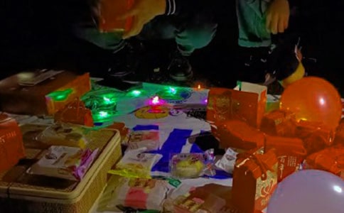 (�؂�)�[��?c��i)����?/></p>
<h2>�[��?c��i)����?</h2>
<p>�������һ�Εr(sh��)�g��?c��i)��?j��ng)��(j��)�����úܻ�������������Ҟ�ʲô����(d��o)��?c��i)��?j��ng)��(j��)���أ���Ҫԭ������������c(di��n)�����Ⱦ���͘I(y��)�������P(gu��n)�I���ܵ��¹������Ӱ�����(d��ng)ǰȫ��Ľ�(j��ng)��(j��)���w�΄ݲ��ݘ��^���Ї���(j��ng)��(j��)Ҳ���R�𲽻֏�(f��)�^��������(n��i)��I(y��)�������y���ѽ�(j��ng)�����ṩ���ľ͘I(y��)��λ��������ľ͘I(y��)������Ҫ���@��ȥ��󣬵�������Щʧ�I(y��)�ˆT����}ҲҪ�õ����ƽ�Q���������S�����[�����@�ӿ��Ԅ�(chu��ng)�O(sh��)�͘I(y��)��λ����Qһ��ȼü֮�������������гɶ������ȷ��_��?c��i)��?j��ng)��(j��)����Q��10�f�˵ľ͘I(y��)���}��</p><p>������������S�[��?c��i)����Խ����҂�����ĳɱ����������һ�����S�[��?c��i)����͕?hu��)�г�����߅�������r(n��ng)��(j��ng)���u���uˮ�����@�ӏ��r(n��ng)�����^ֱ���ڳ������߲�ˮ�����^���r�����ұȳ����̈�������</p><p>���������ҡ�����������Ҳ���w�(y��n)��һ�є[��?c��i)��Ľ?j��ng)�v�����î�(d��ng)������������������ÛQ���u����'��ؐƽ����</p><p>�����_���󼪆���ֻҊ�����bģ��������}�}�ߵ����á���λ��ǰ������������ƽ���ͳ����o�������������B�����@��(g��)ƽ�������������������������Α�߀����carryȫ������������늺��������������һ��Ҳ߀��ʣ��ʮ�ׂ�(g��)����mȻ���֙C(j��)�����ǃr(ji��)�X�Ͱ����F(xi��n)�ڽo���һ�ۣ���100�K��ô�����Л]���Ą�(d��ng)���������������ƺ����c(di��n)�Ą�(d��ng)���������f��Ԓ׌�҂����һ�@��50�K��50�K����������Ȼһ�¾Ϳ�����50Ԫ���@ôţ�Ć᣿�@���r(ji��)���úú������������ò���ŗ��@��(g��)�C(j��)��(hu��)���f����80Ԫ�����������f70Ԫ���������f75Ԫ���������f60Ԫ���u���u��Ȼ���D(zhu��n)�������������s�o�f60Ԫ��60Ԫ�ɣ��ɽ����ҺͰְ���һ�Կ��Ø�����֧��</p><p>����������������҂��f�˺ܶ����ҿ��Y(ji��)��һ����˼����ǣ����ý����mȻ�u��ȥ����Ʒ�������������Ǵ����u100�K�X�����s������������60�K�X�ɽ���Ipad�����ɱ��ͺܸ��������@���v�r(ji��)�u���Լ��䌍(sh��)̝�ˡ�����(y��ng)ԓ���]Ϳ϶���(hu��)���r(ji��)���_�r(ji��)�͑�(y��ng)ԓ�������A(y��)�����u�ăr(ji��)����΢��һ�c(di��n)������160����󿳃r(ji��)��100�Ϳ��Գɽ����������㌍(sh��)�ں�ȱ�X�����Ҫ�u�����ſ����v�u���������V�҂����κ��¶�Ҫ���]��r������������</p><p>�������������κ����鶼Ҫ��˼�����ڄ�(d��ng)�X����</p><h2>�[��?c��i)����?</h2>
<p>�������죬�Lɳ�Ľ��o�҂�����߁������������r�G��������҂���ϲ�������ڼ����f��������ķ��������ǟ��������һ������T�;o���ú��������⿴���������������y���҂������R·�����˂����҂�Ͷ�������Ŀ�⡣�҂����_���l(f��)ܛ��</p><p>�����x�Ô[���ط����҂�ֻ���o�o�������ȴ��e�ˁ��I�������^��������á����ׂ�(g��)�������҂������ֹ��������ҵ�Ę৵�һ�¼t�����Ўׂ�(g��)С�����ڔ�ǰ�����҂��������c(di��n)���d�������c(di��n)���ߣ����f���f�������K��H�fԒ�ˣ���С����С�󡭡����ѣ��㡭��Ҫ����Ҫ�������f�@Ԓ�r(sh��)���׺����� ��H�����K����������f���H�R�ό��^��������һ��(hu��)����С���ѵċ����������������҂�������˼�Ę��ӣ�ֻ���I�������@���҂��ĵ�һͰ���S����һ�����ρ휐���[�������҂����ܳ�ֽ�B��ߵĹ��ܣ������Ӷ��B�������������o�҂���ֻ����ϧ��ҹĻ���R�r(sh��)��Q���ˣ��҂������һ������ãã��ҹɫ����һ�K�K��������ğ��������˂���С���ӿ����l(f��)��Ė|��Ц�����ġ������ǿ����҂��Źֵ�ģ��������Ц�ø��g�����҂�����ææ��������`�ְ֋����Ё�����������ǰ������B�����������҂��^�ϵ�����X�úܿɐۣ��ͽo�I������</p><p>����Q���ϰl(f��)�A����һ��(g��)�������󡱳��҂����֡����������һֻ��(hu��)�l(f��)��ĺ�������������������ڵ�������߀���Ǖ�(hu��)�l(f��)������R��С���Ѵ����@��ʮ�ֿɐ����ǰl(f��)��Ľ�ָ����ָ�ϰl(f��)����ͬһ�w��ʯ���҂��@ôһ����С���т���ϲ�g�������˂��I��Ҳ�Ͷ�����������ȻҲ�ͺ��ˡ���һ��(g��)С���Ѻ�ϲ�g�҂�����������������X��̫�F�ˡ������c(di��n)���ǿɲ�����Ҫ��Ȼ��(hu��)�۱��������������������ˡ����������Ҟ��y�r(sh��)�������ˋ����u�|���r(sh��)�f��Ԓ���Ҿ��f�������ܱ����ˣ��M(j��n)�r(ji��)����Ԫ�����㿴��ĺ��Ӷ�ϲ�gѽ��6Ԫ�X�������������������С���ѐ۲���ֵķ݃����o�I�������҂�����ֱ�ġ�����ʹС����ϲ�g���҂�߀�����l(f��)���������档</p><p>�����҂��u��63Ԫ�X����������Ҫ�W(xu��)��(hu��)��(ji��)�s������ٍ�X���������</p><h2>�[��?c��i)����?</h2>
<p>��������������ڼҟo���������֟o�ĵ���һ���������������ā����ҵ���ǰ���f����Ҫ���ۂ�?n��i)����Д[���I�|�����������d�^���������֣����ð��ð����������҂��Ѽ���ֵ�X��С���⎧���˼��С�</p><p>�������˼��������˂�(g��)��λ���і|���[�ã��҂��������ǃ��۰Ͱ͵ص����҂��ĵ�һλʹ��{���R�������^ȥ�ˣ��]���Ё�һ��(g��)����Bһ��(g��)���r(ji��)��Ҳ�]�С���������̫ꖟo����˿��������·�Ե�С���К�o�����������X������ˮ��͸���ҵ�����������Щ�ܲ��ˡ�</p><p>�������҂��Č���Ҳ��һ��(g��)�I�|���Ĕ���������Ҳʮ���嵭���������ă��o�ĵ������ȥ����һ��(hu��)�������x�_��λ����֪���ă�Ū�킀(g��)�U(ku��)����������λ��һվ��������������ʮԪ������ʮԪ���ӣ��������x�����^·�^����Ҫ�e(cu��)�^���C(j��)����ʧ���r(sh��)���ف���������(j��ng)���@ôһߺ��������Ĕ�λ���̾�׃�ß��[������æ���������������䌍(sh��)�����ǃ���ʮԪ�������҂��@ֻҪ��Ԫ�Ϳ��������ɾ��Ǜ]�ˁ��I����������������������ǃ������������ú���ͻȻ���룺��Ȼ����(hu��)ߺ�ȣ��ҾͲ���(hu��)�����������ұ��ߺ������������Ԫһ������Ԫһ�ӣ����^·�^��ǧ�f��Ҫ�e(cu��)�^����Ԓ�������Ҿ��X��Ę�l(f��)����Ҳ��֪?ji��ng)����Ƕ�����ô�����ڵ������^߀�ã���һλ��ɩ���҂��Ĕ�λǰͣ���������@��(g��)�����X��������Ԫ�������������I�ɂ�(g��)�������ã��x�x������(d��ng)�ҽ��^��ɩ�o�^�ҵ���Ԫ�X�r(sh��)����֪�Ǽ���(d��ng)߀�Ǹ��d����ֱ�����������߅���Ҋ�҂��Ė|����������һ��C���^����æ���҂����������������壬��������������������Ҋ���ߺ����gӭ�´ι��R����һ��ѶYò���Zȫ�������È����f�ĺ퇵��˻�������M���@�r(sh��)�����ᣬ̫ꖸ������������҂��s�]��һ�z������</p><p>�����r(sh��)�g�^����죬�����҂���ʰ�Ô�����һ�P�㣬�Ғ��˶�ʮһԪ�������@Щ�X���������f������'��ζ����С�������I��ѩ��ɣ��@ô��������I��ѩ�❙��ɤ�ӣ���������һ��(g��)��������������@���f��Ҫ��ƽ�r(sh��)���ҿ϶���(hu��)�����qԥ���Iһ�������@һ�Σ��Ҫqԥ�����@��֮���׵��X�����᲻�û���</p><p>����ͨ�^�@�Β��X����֪���˒��X���D�����w��(hu��)�ˡ�����(d��ng)�Ҳ�֪�������}�F���ĺ��x��Ҳ�W(xu��)��(hu��)���S���������y�ԌW(xu��)���Ė|��������ʹ������K����</p><h2>�[��?c��i)����?</h2>
<p>��������һ������һ�ƣ��� ���ҵ���ߵ��_����������ǰ��Ķ�������������߀��������_ʼ�ˠI�I(y��)��</p><p>���������������һ������һ��ѽ��������(g��)С؜�Ƶ�ߺ���������������@���ҵ���ߔ����@Щ�|���ɶ��ǽ^����أ������^·�^��ǧ�f��Ҫ�e(cu��)�^ѽ�����������ĺ�����̝��߀���˂�(g��)���磬æ����һ��(g��)���������ٿ������ϵ��ˣ����ǴҴҶ��^���B�^Ҳ����һ�������������h(yu��n)Ҳæ�������һ�����Ҳ����o�������������</p><p>����ʮ��犺����ҽK�ڰ������^���п��ˁ��������D�r(sh��)һ���Ӿ��񶶔\���Bæ�ߵ���һ��(g��)��������qСŮ���İ�����߅���_ʼ���������������������u�����u�Կ������ϲ��^�Ľ�B��������Ȼ���_ʼ�ˎ�СŮ�����x����߁�����֪СŮ���������x���Լ��Ͱ�һ��(g��)���������ρ�������߅�İ����f���������Ҿ�Ҫ�@��(g��)���������f�����������ѽ�(j��ng)�����������Ҋ�p����f�����������㿴���@���H�������߀��һ��(g��)С�����أ����_��朣��Ѱ��������������M(j��n)�޻�����������(g��)С���^�������Mһ�c(di��n)��������(g��)���w��ߣ�������ϱ���߀��С���������T���όW(xu��)���ܷ����������̆��˃r(ji��)�󣬱��I�˃ɂ�(g��)����ʮԪ�M(j��n)�ڴ�����</p><p>�����ڸ���������ѱ����ó��˱��K������߀�ǻؼҺð����@�r(sh��)ӭ���߁��˃ɂ�(g��)������������һ��(hu��)����������һ��(g��)С�������@��(g��)��Ԫ�X���ゃҪ���㣿���҆���������Ԫ�X������������Ϳڴ����ó�һ����Ԫ�X���o�㡱�����x�x��㡱�Ҹ��d���f��</p><p>�������젔����׃��Ę��һ��(g��)�Ń���'�����Һ͋����ɔ��o�����������@��ʮ��Ԫ�X�������������̵���</p><p>�����ǰ�����������ô�����ի@�����ܸ��������ٿ����y���҂�ҲҪ���������������������ի@����һ����~�f�ĺã�������(j��ng)�v�L(f��ng)����������Ҋ�ʺ����]���˿����S��ɹ���������</p><p>�������뿴������Ҳ�����ǂ�(g��)�������</p><h2>�[��?c��i)����?</h2>
<p>�����ϻ�һ��(g��)���ڼ��������ǐ��ûţ��ϻ��[��?c��i)������f���������@ô�۳�С��(d��ng)��F(xi��n)��һ��(g��)�����Ѷ��]�������H��С����Ҳ����������������@����ȥ�����p�ĕr(sh��)��͕�(hu��)���ª�(d��)�ͼ�į�o��ݔ����ȥ��ѽ��������������һ��Ҫ���k�����ϻ������ǃ�ڤ˼���롭��ͻȻ���������������������k�������������ϻ����������е��X�����M(j��n)��������Ȼ����������С��ȥ�����I�|��ȥ����</p><p>�������ס��Iʲô��������(d��ng)�ƽ���۳�ɶ�����ϻ�����һ����Ȼ���ȥ�м�(x��)�����x�����ϻ��I��������}����һЩС�x�����~�����^�����ӡ����ϵ�һЩ������ʳ�����I��֮�����ϻ�����ʣ�µ��Xȥ�_��һ��С�꣬���ֻʣ��Ԫ�X�����ϻ��ְ��@Щ�X�Á��I��Ь�ӡ��m���������衢ѩ������������ϵȣ��|��ȫ���I��������һ��ԓ��ʲô�����ϻ���������_ʼ���u����������IŶ����Ҫʲô����ʲô����(y��ng)�бM�У��ӘӾ�ȫ����(d��ng)����˿����������I���������ϻ�ƽ����ô����߀�����ۂ�С��(d��ng)�����s�������ۂ���߀�@ô����������̫ꖴ���߅���������@���gһ�����p���҂����߀�Ǆeȥ�I�ɣ�����ֳ��F(xi��n)������Ū���ۂ���(d��ng)�����ص�`����������@һ���ϻ�ʲô���]�u��ȥ���ϻ�������ѽ���������@�϶�����ƽ������ͳ�С��(d��ng)����ɵĺ��������ԓ��ѽ�������쌦�����ٺ�һЩ���������ܕ�(hu��)�I�ҵĖ|����</p><p>��������������ڶ������Ў�ֻС���õ��ϻ��@����I���}�����ϻ���͵؆�����С����Ҫ�c(di��n)ʲô�|��ѽ���Iһ��һ����������Ҫ�ɸ����}������С���ü�(x��)���f���ϻ��o�����ĸ����}����Ҳ�K���յ�����Ԫ�X�������e��С��(d��ng)��Ҳ��ȥ�I�ˣ��ϻ�������ҲԽ��Խ�t�����ϻ����V������Ҕ[��?c��i)����Ǟ��˺ʹ��һ�������������Ѻ��P(gu��n)ϵ���������Ҹ��V��������Ժ�ֻ���ز���ȝ���F(xi��n)�����ϻ������ѿ�����ˣ��ϻ�����옷ѽ��</p><p>�����Ĵ��Ժ��ϻ���Ҳ�]�������^С��(d��ng)����������ˣ�����߀��̎�úܺ��������W(xu��)��(x��)��������������</p><h2>�[��?c��i)����?</h2>
<p>�������ҵ�ӛ�����������S���y����ӛ��������׌���y�������ҵ�һ�Δ[��?c��i)��?/p><p>����������������ʰ���g�������ܶ�����ǰ�x�^�ĕ�������������������������u�o�ՏUƷ�����^������һ�Կ�����������Щ������ͻȻ�����`��һ�W���ĳ�һ��(g��)���c(di��n)�ӡ����������ҿ����Լ���̎���@Щ�������� �����c(di��n)���c(di��n)�^��</p><p>�����ڶ������Ҿͺ�����̧����ð��ĕ�������С�^(q��)�T�����ڵ�����_һ�����ı�Ĥ��Ȼ��ѕ������R��?c��i)[�_�����������^·�����Ұѷ����r�G�Ĕ[����ǰ�档Ȼ�����Һ��������ĝM�M�ص������u��һС�r(sh��)����С�r(sh��)�^ȥ�����ҵ�С����Ȼ�]��һ��(g��)��ͣ����һ�ۡ�</p><p>���������c(di��n)���͟�����ԇԇߺ�Ȱɣ��Һ������_ʼ���_ɤ�ӽ��u���@�r(sh��)һ��(g��)�ְ���ͣ������վ���˔�ǰ���Ҿ���ץס�������Ƶģ��s�o������������Ո������Ҫ�o�Ă�(g��)���g�εĺ����I�������� �ְ����f�����Ҽ���һ��(g��)���꼉�ĺ�����һ��(g��)���꼉���������X��ʲô�����m���� �����R�ĕ��������ױ�����(sh��)����ժ�����f�����������@�����e(cu��)�������ӌ���������(qi��ng)֪�R(sh��)���кܴ�������Ҿ͏��@����W(xu��)���˲��ٖ|�������ְ��̆�������ô�uѽ������������ֻҪ��Ը��Ҫ���Ұ��u��������Ԫһ������</p><p>�������u�u�^����߀��֪���ҵ�`���ӕ�(hu��)����(hu��)������һԪһ���u���u����</p><p>�����ҿ�Ц���f�����������㿴�@���ұ��o(h��)�úܺã��m�f���f�����ɸ��µ�һ�ӡ�Ҫ��һԪ���һ��������ֻ��(d��ng)��oϣ�����̆h�������̱��Ҷ�������Ц���f�����ð����o�����������Ұ��������b�������^��Ԫ����X���������Һ����ø��d��һ���ơ�</p><p>���������������u���ˎױ����Ք��r(sh��)�ҵ�������ʮԪ�X����</p><p>�����������ڴ��ϣ����룺�y��ٍ�X�����డ���Ժ���Ҫ�ú���ϧһ��һ�����Q���܁y���X����</p><p>�����ώ��c(di��n)�u��С�������p�������Z�������҂��渵������x�����˱����H�У�������Ȼ����(d��ng)���Y(ji��)��(g��u)�o����㕽���Ȼ�B؞������ͻ����</p><div   id=