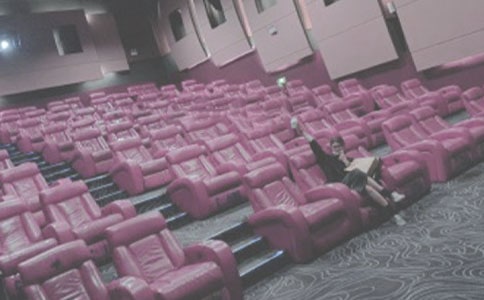 Is there a good cinema near here?�����к��ӰԺ?ji��n)?/></p>
<p><strong>�����@�����к��ӰԺ?ji��n)�?/strong></p>
<p>����A: Shall we go and see the new movie?</p>
<p>����A: �ۂ�һ��ȥ���ǲ����Ӱ�Æ᣿</p>
<p>����B: Yes. I prefer seeing a movie at the cinema rather than on DVD.</p>
<p>����B: �õ�������DVD�������Ҹ�ϲ�g���ӰԺ���Ӱ��</p>
<p>����A: So do I. It��s much better on the big screen.</p>
<p>����A: ��Ҳ�����Ӱ�ڴ��yĻ�Ͽ�Ҫ�õöࡣ</p>
<p>����B: Where shall we go? Is there a good cinema near here?</p>
<p>����B: �ۂ�?n��i)����￴�?�@�����к��ӰԺ?ji��n)�?/p>
<p>����A: Yes, there's one not far from here. It's about 5 minutes by taxi.</p>
<p>����A �ǵ����x�@�ﲻ�h(yu��n)��һ�����˳���܇��s��Ҫ5��犡�</p>
<p>����B Great. Let's go. I like going out to the cinema.</p>
<p>����B �ØO�����ۂ�?n��i)�������ϲ�g��ȥ���Ӱ��</p>
<p>����--------------------------------------------------------------------------------</p>
<p><strong>����Notes��</strong></p>
<p>����1. Remember prefer / prefer, e.g.: I prefer seeing a movie at the cinema rather than on DVD / I prefer seeing a movie at the cinema rather than on DVD.</p>
<p>����ӛסprefer /��ϲ�g�����磺I prefer seeing a movie at the cinema rather than on DVD /����DVD�������Ҹ�ϲ�g���ӰԺ���Ӱ��</p>
<p>����2. Notice the phrases about distance and location, e.g.: not far from here / not far from here ; near here / near here :;about 5 minutes bu taxi / about 5 minutes by taxi.</p>
<p>����ע���P(gu��n)�ھ��x��λ�õĶ��Z�����磺not far from here /�x�@�ﲻ�h(yu��n)��near here /���@����: about 5 minutes by taxi /�˳���܇��s��Ҫ5�����</p>
<p>������Ϣ��Դ�����������v���Z���(d��ng)�Mί��(hu��)</p><div   id=