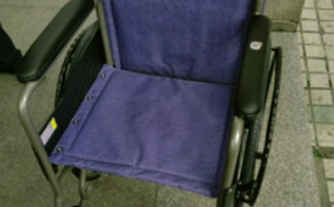 坐在輪椅上的孩子_650字