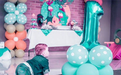 �M����������~