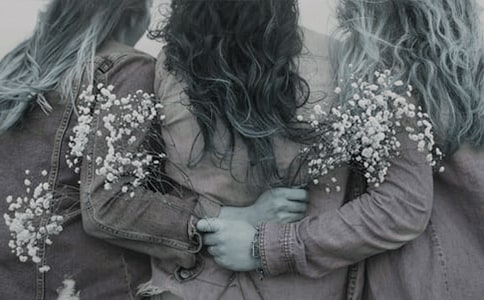 �䪄(ji��ng)һ��(g��)Ů���ӵ�Ԓ