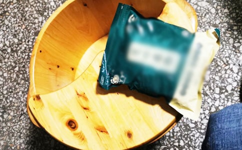 鹽水泡腳有什么好處呢