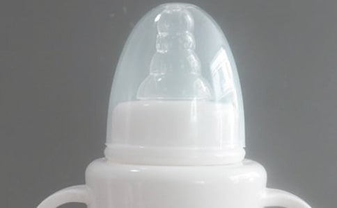 邊喂奶邊玩手機(jī)影響嬰兒大腦